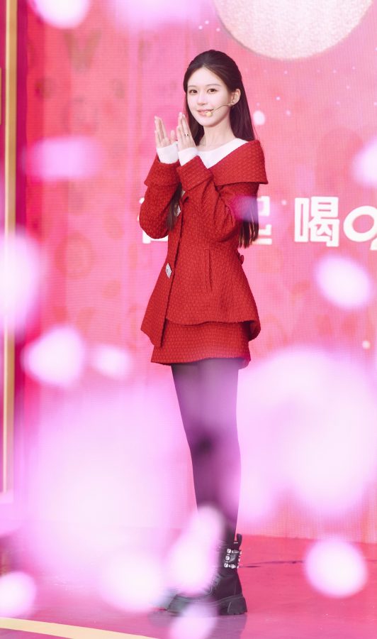 赵露思穿红裙在花丛中大秀黑丝袜美腿(2/4)
