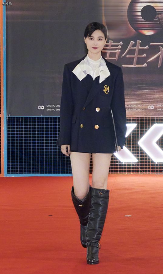 Li Yuchun wears a suit and plays with the missing lower body. Her legs are really white.(2/12)