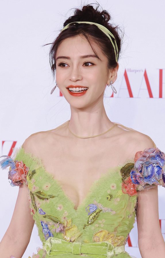 Angelababy穿一条鲜花绿裙走红毯秀出不富裕的事业线(3/5)