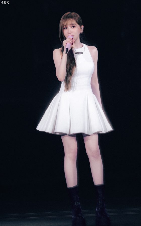 Sweetheart sniper! Wang Xinling shows off her white legs in a white dress, showing her pureness(1/19)