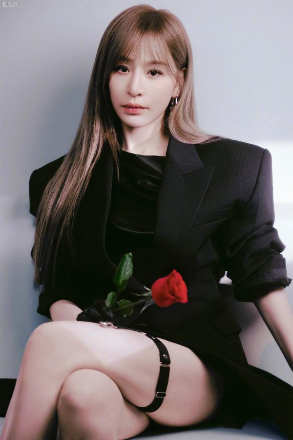 西装御姐王心凌惹火的腿环大秀修长美腿(1/14)