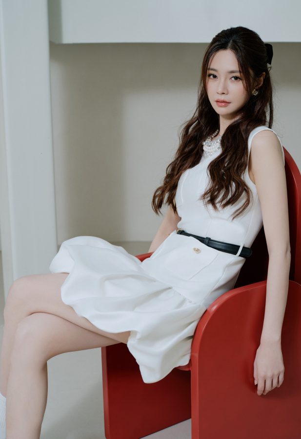 优雅女神沈梦辰白裙玉腿坐姿动人(2/3)
