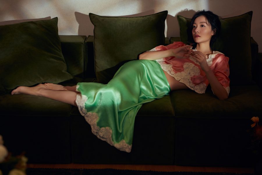 齐溪粉绿撞色搭配拍摄慵懒风情写真，玉足吸睛(1/4)
