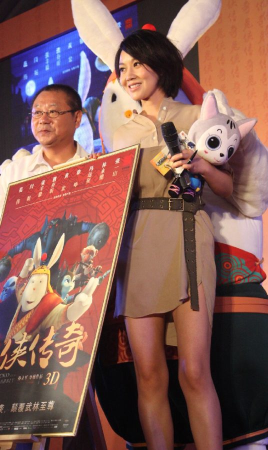 知性美女闫妮穿短裙踩细跟恨天高亮出白皙美腿(9/12)