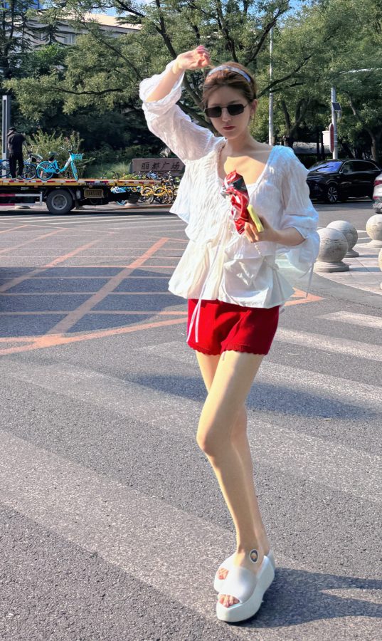 赵露思夏日外出清凉着装大秀纤白细腿(1/3)
