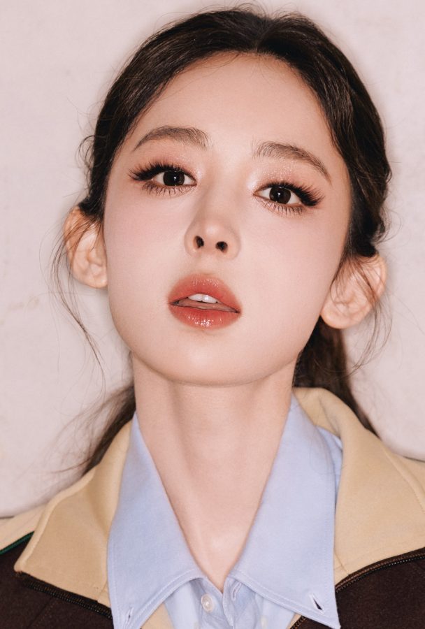 美女明星古力娜扎穿短筒黑丝袜面容精致现身商业活动(4/11)