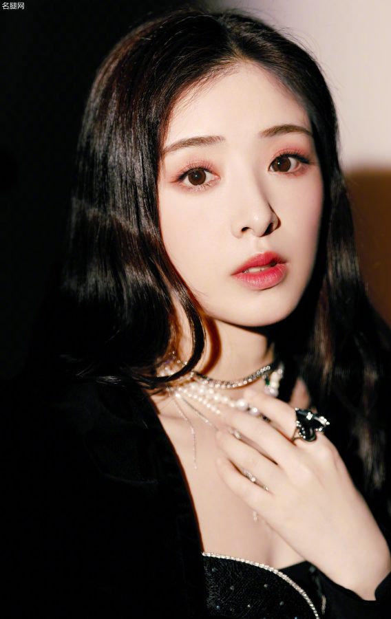张含韵柔顺长发精致美脸，双腿笔直纤细(7/8)