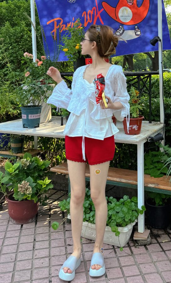 赵露思夏日外出清凉着装大秀纤白细腿(2/3)