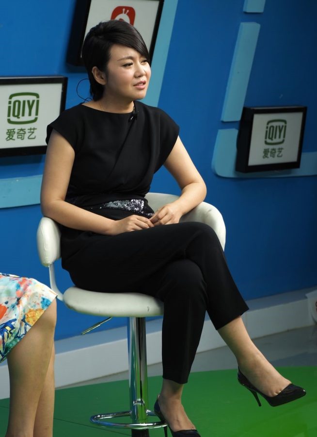 闫妮穿长裤踩尖头细高跟做客爱奇艺早年节目《电视剧有戏》(8/8)