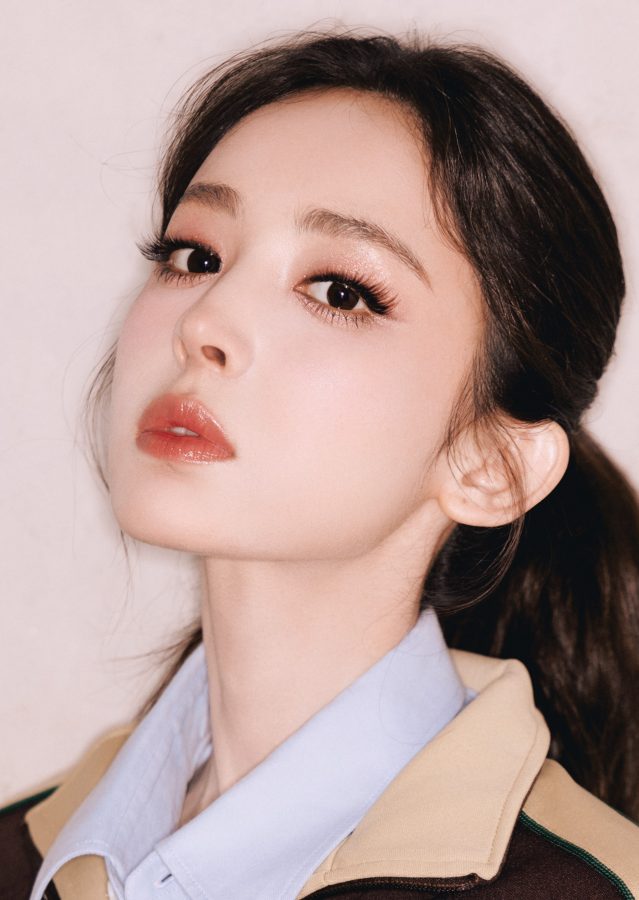 美女明星古力娜扎穿短筒黑丝袜面容精致现身商业活动(2/11)
