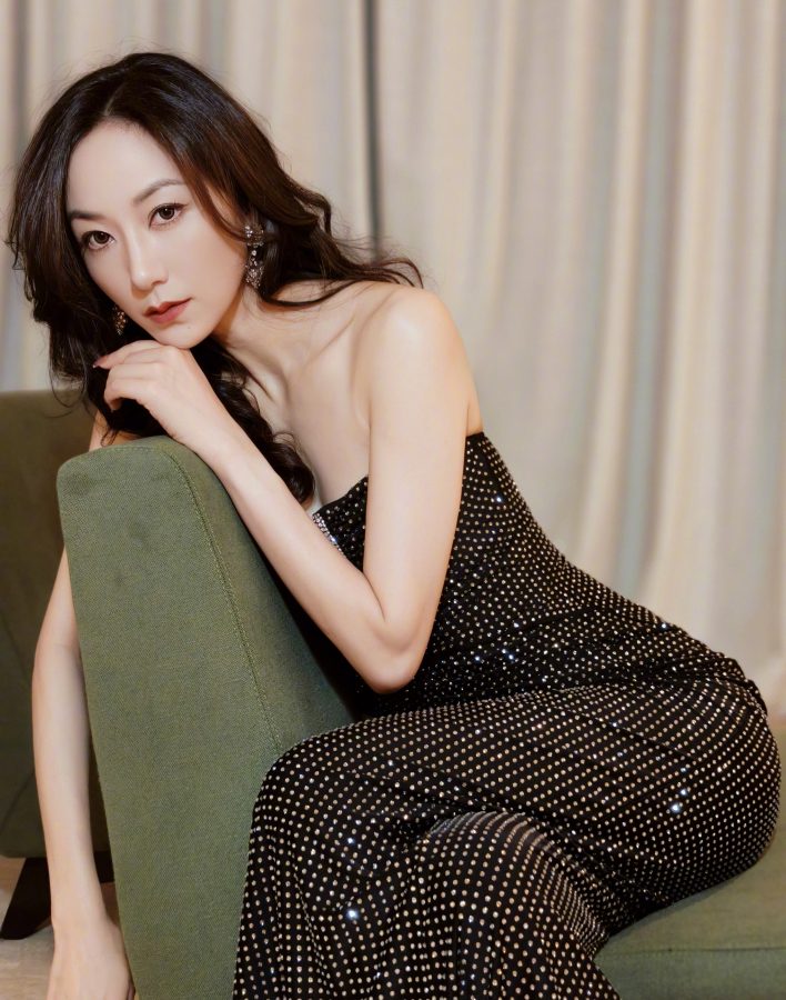 韩雪穿性感深V装肌肤白皙御气十足(4/11)