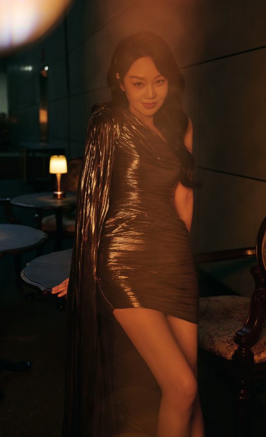 闫妮斜肩短裙勾勒出曼妙身姿，一双光滑美腿真绝了(2/5)