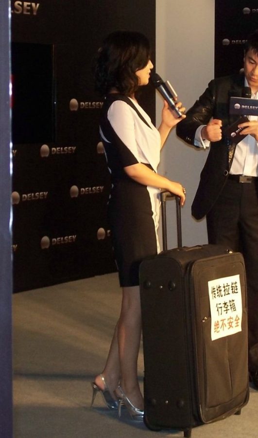 熟女闫妮早年踩露趾高跟鞋代言行李箱品牌(3/3)