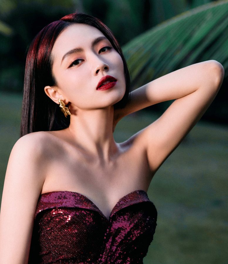 长腿女神刘惜君草地优雅大片(3/5)
