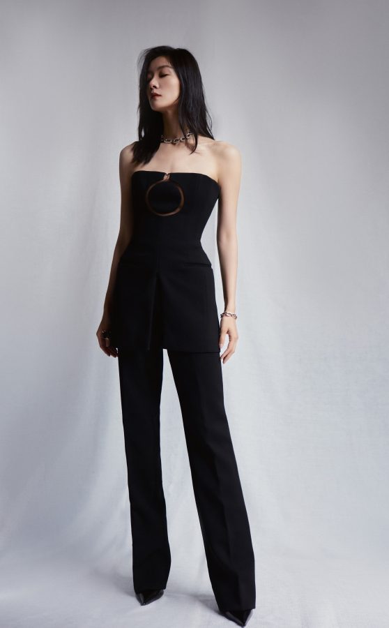 Actress Qi Xi wore black trousers and pointed high heels to attend the film channel event(4/5)