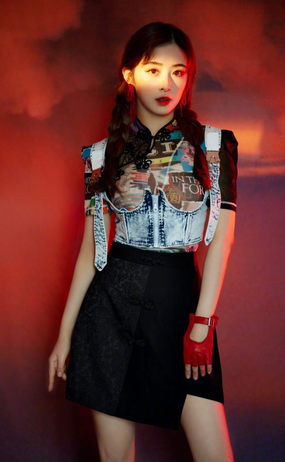 乘风破浪的姐姐成团之夜，张含韵一双美丽的辫子气质甜美玉腿光滑(2/4)