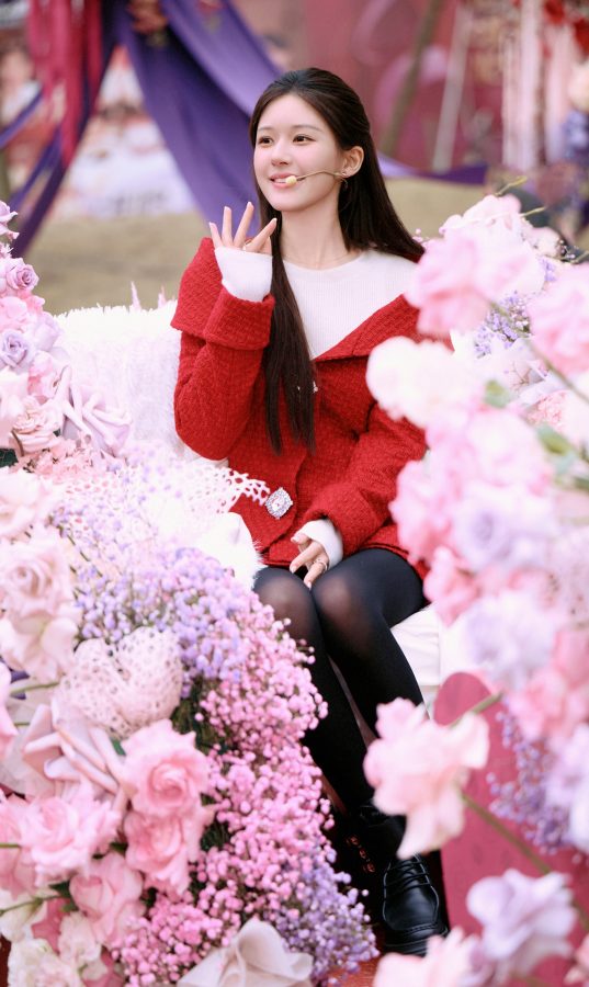 赵露思穿红裙在花丛中大秀黑丝袜美腿(1/4)