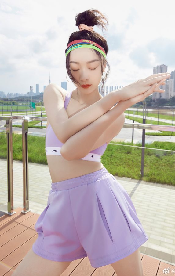 齐溪穿紫色运动套装大秀白皙美腿(2/4)