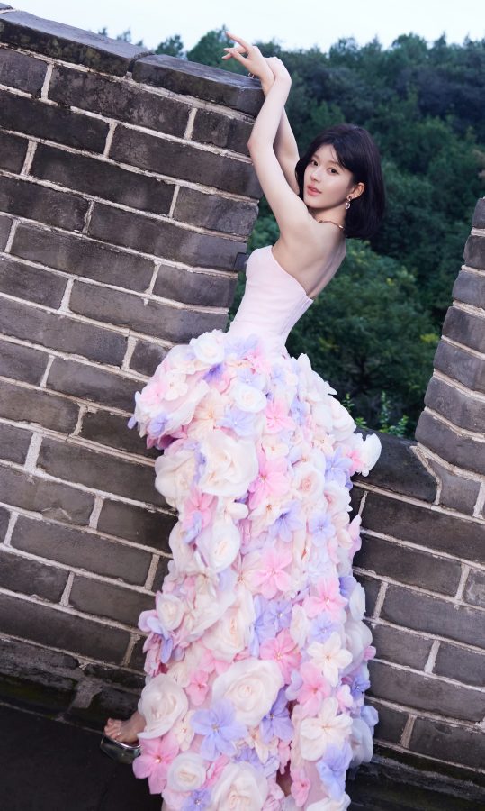 赵露思在长城拍照，身穿高开叉花朵礼服秀出纤细长腿(2/7)