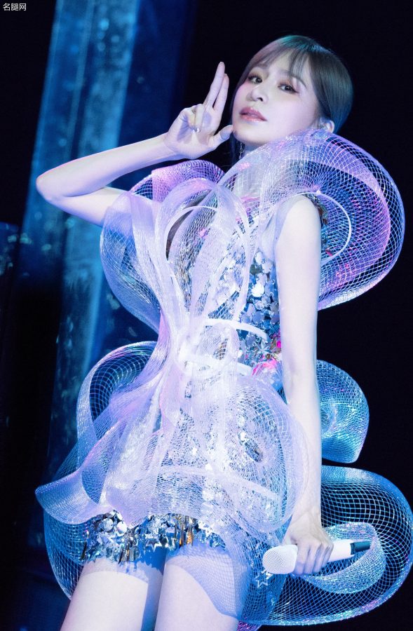 Wang Xinling's slender figure is more exquisite under the luminous fairy skirt, and her pair of jade legs are unreal in the wrapping of gauze stockings.(30/33)