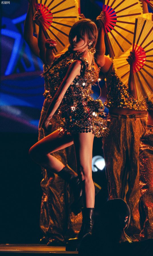 Wang Xinling shines in a miniskirt with sparkling diamonds, and her beautiful legs attract attention(15/15)