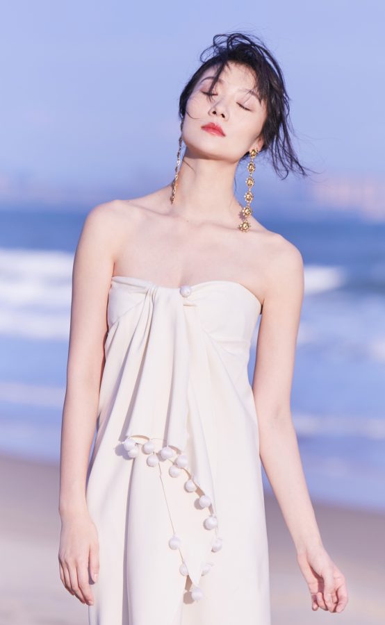 齐溪穿低胸裙赤足漫步海滩(2/4)