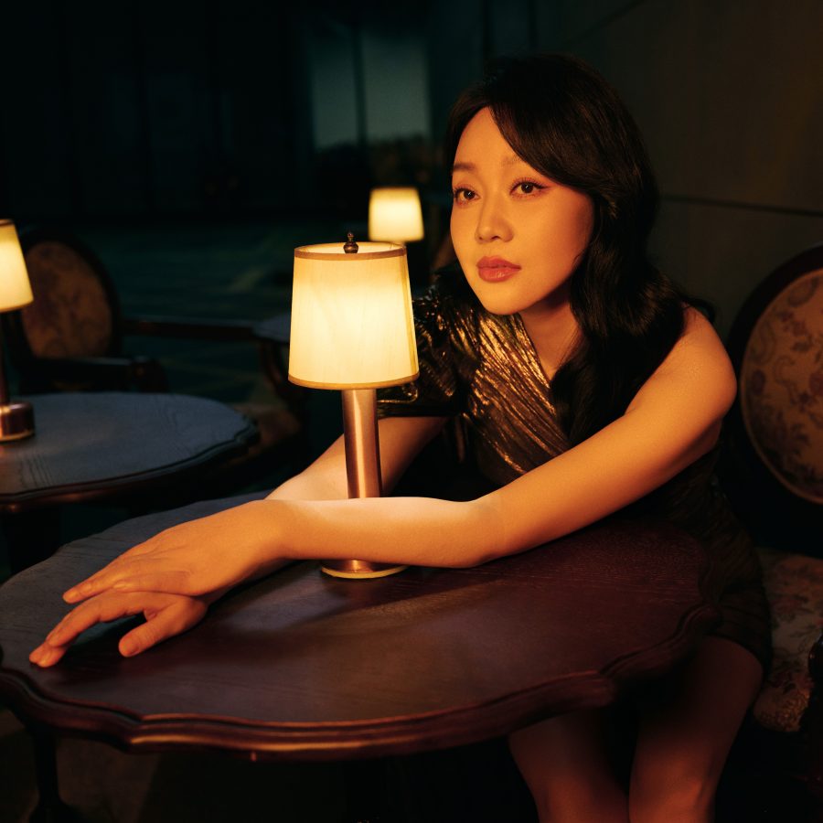 闫妮斜肩短裙勾勒出曼妙身姿，一双光滑美腿真绝了(4/5)