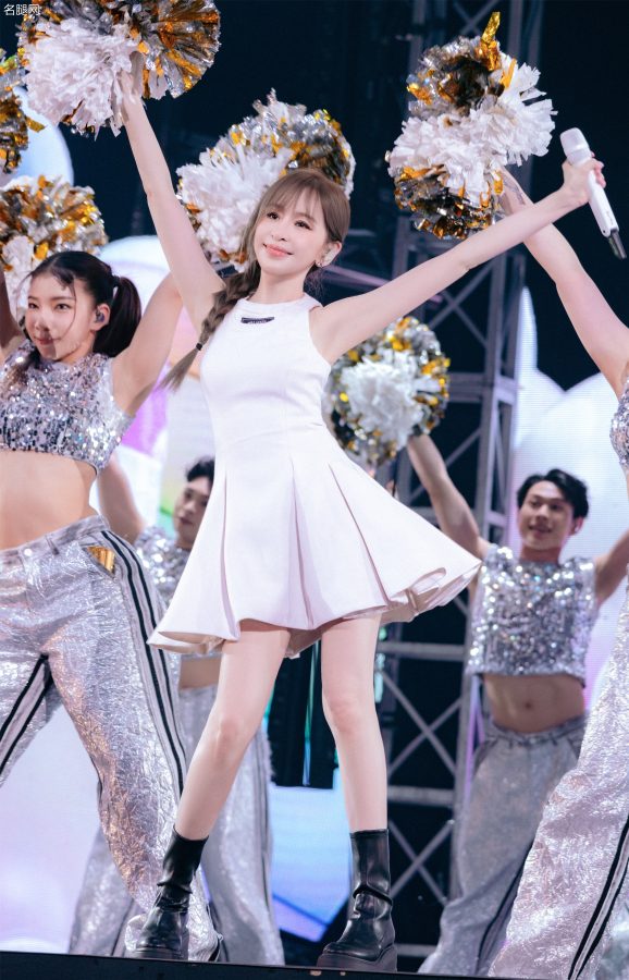 Sweetheart sniper! Wang Xinling shows off her white legs in a white dress, showing her pureness(16/19)