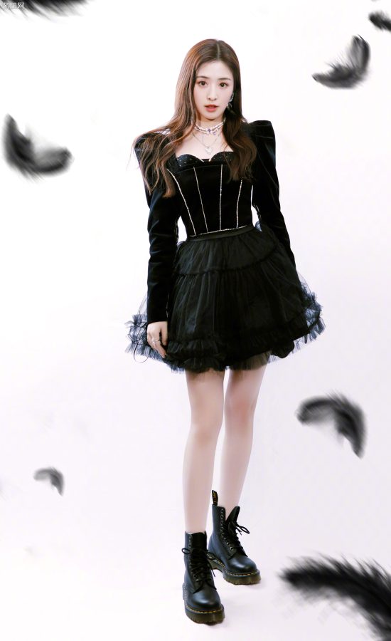 Zhang Hanyun has long, smooth hair and a beautiful face, with straight and slender legs(1/8)