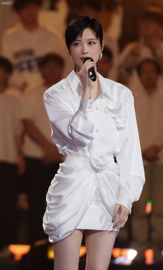 李宇春穿上超短裙在台上秀出美丽长腿(6/10)