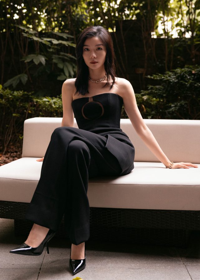 Actress Qi Xi wore black trousers and pointed high heels to attend the film channel event(1/5)