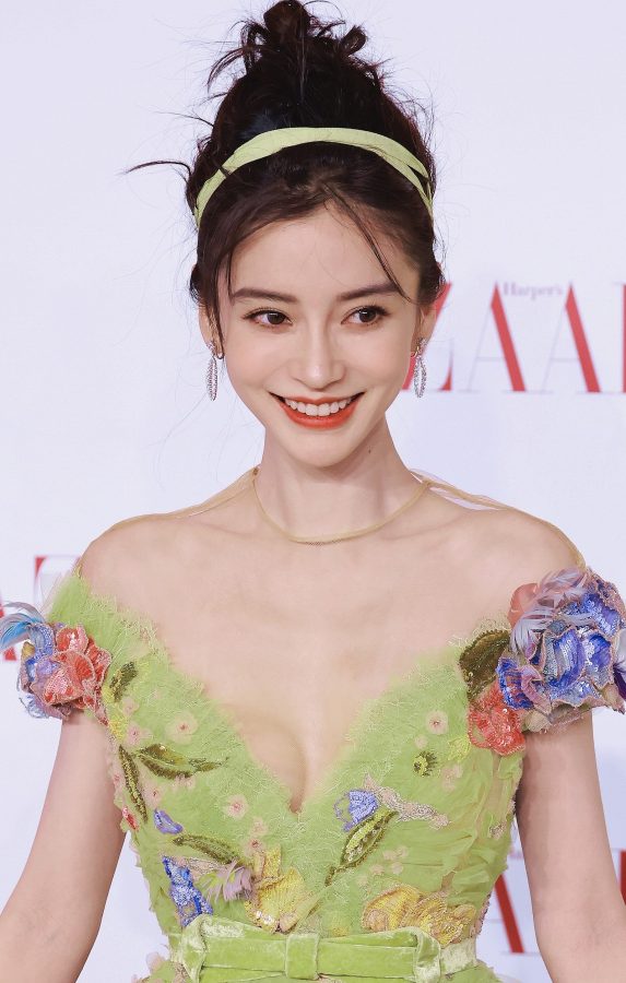 Angelababy穿一条鲜花绿裙走红毯秀出不富裕的事业线(4/5)