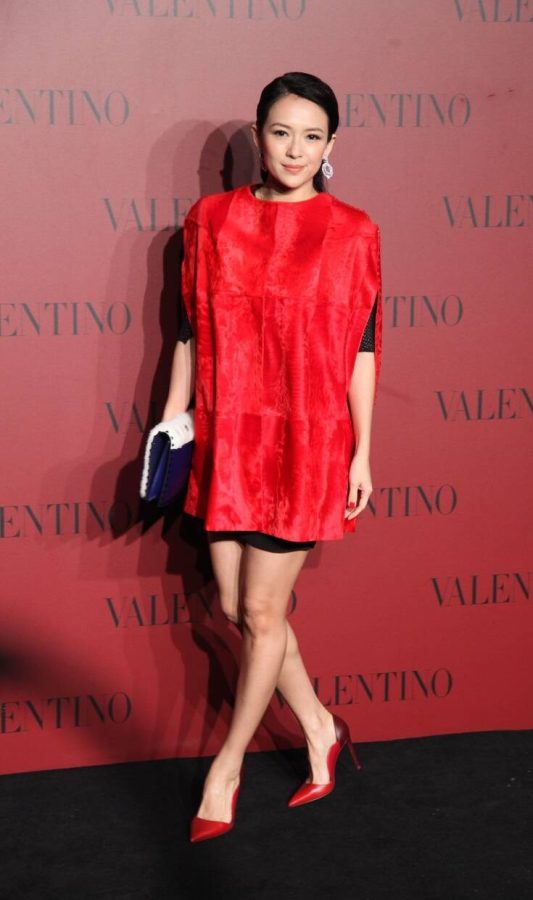 章子怡穿红裙踩红色尖头细高跟出席Valentino活动(12/28)
