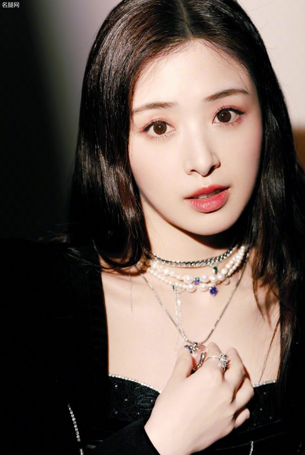 张含韵柔顺长发精致美脸，双腿笔直纤细(6/8)