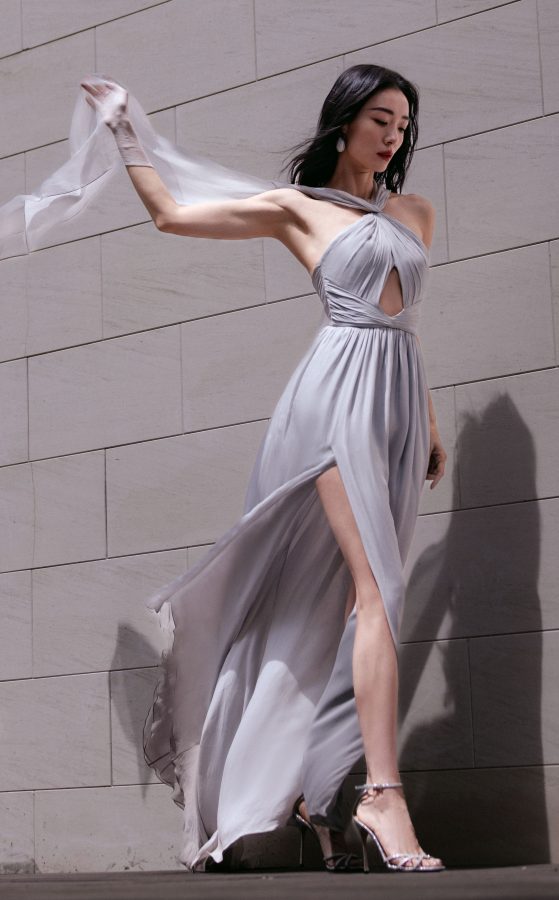 Qi Xi shows off her beautiful legs in a flowing long skirt(1/3)