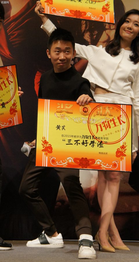 齐溪穿白色开叉短裙秀出修长美腿，范冰冰脚踩恨天高波浪长发妩媚(14/15)