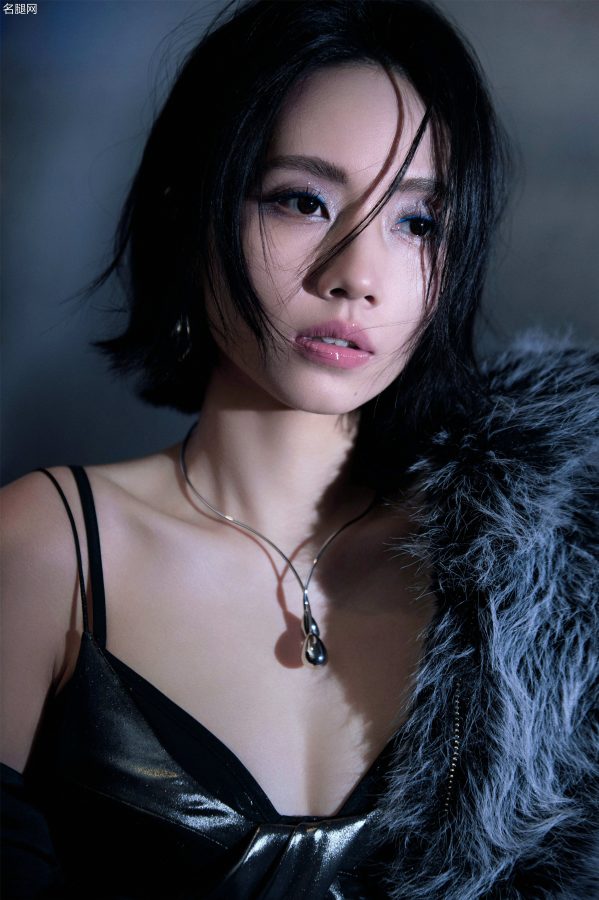 性感美神刘惜君穿开衩裙翘二郎腿绝了(6/6)