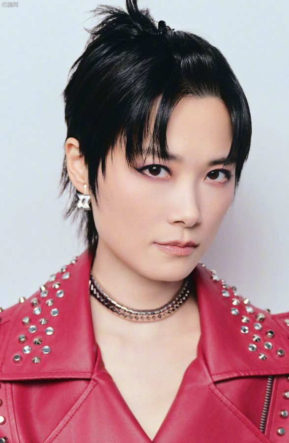 长腿歌姬李宇春蹬红色高跟长靴震撼登场(2/8)
