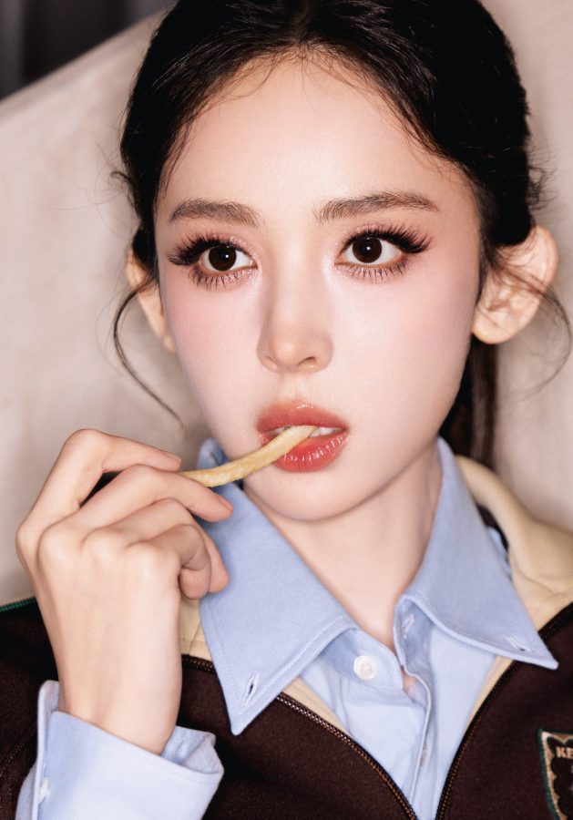美女明星古力娜扎穿短筒黑丝袜面容精致现身商业活动(3/11)