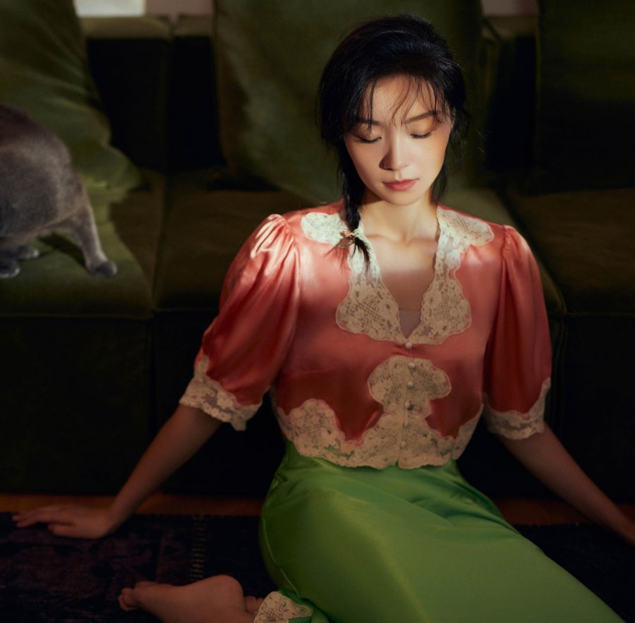 齐溪粉绿撞色搭配拍摄慵懒风情写真，玉足吸睛(2/4)