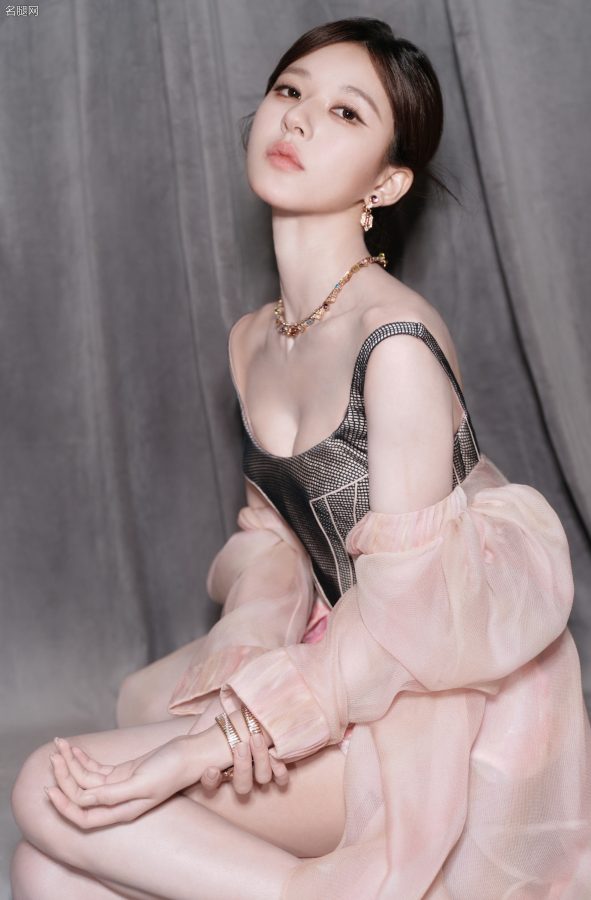 赵露思穿低胸装拍摄飘逸性感写真(5/7)