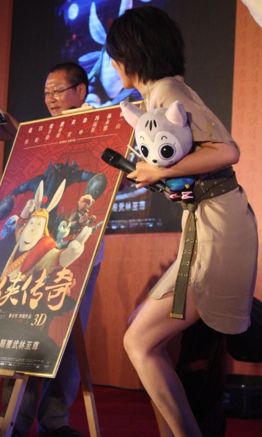 知性美女闫妮穿短裙踩细跟恨天高亮出白皙美腿(8/12)