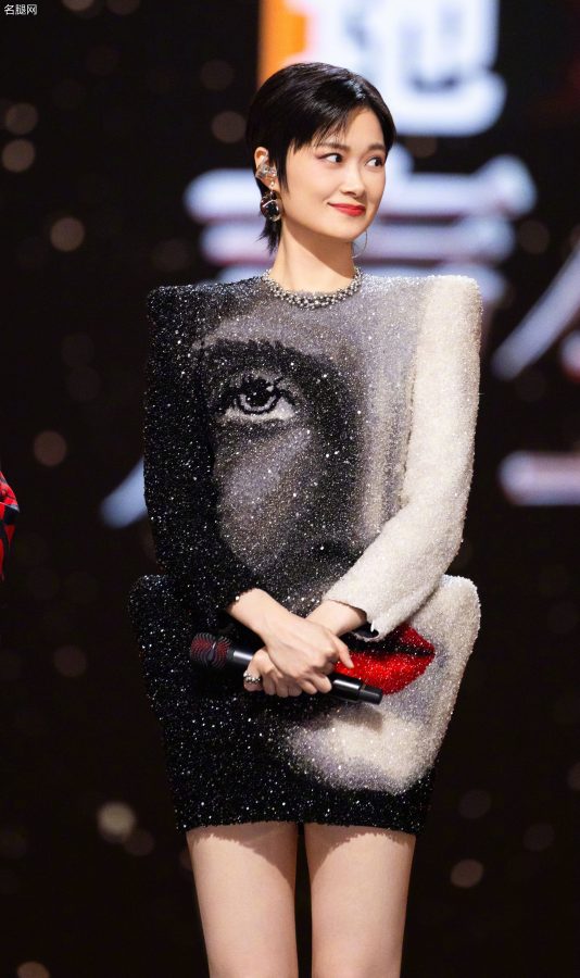 长腿美女李宇春驾到，黑高跟靴与艺术裙完美融合(9/10)