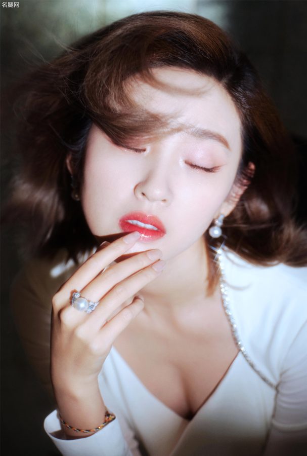 唐艺昕大波浪+低胸白裙，这身穿搭美到让人窒息(4/6)