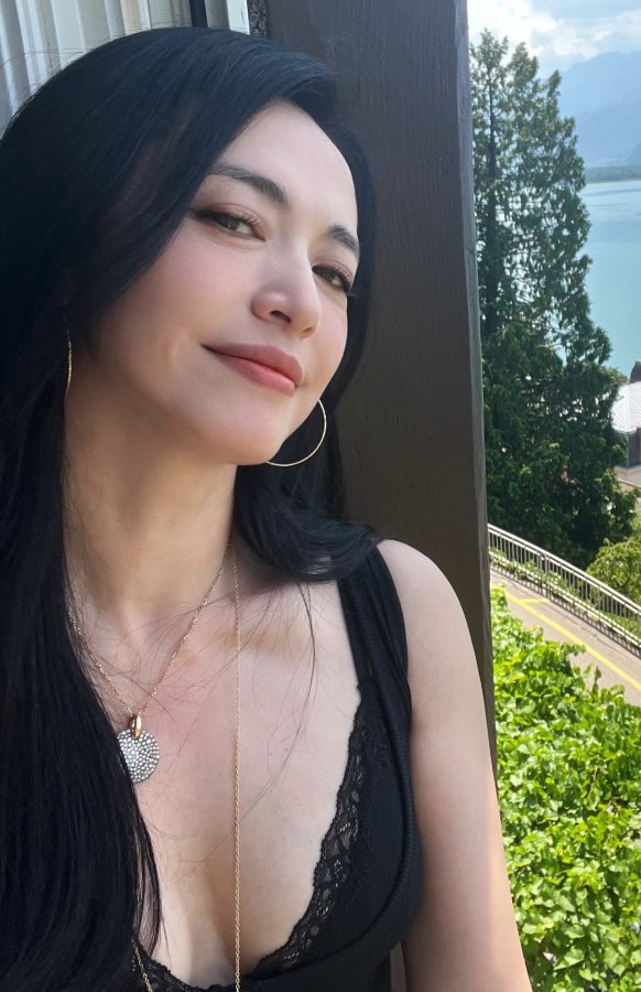 姚晨穿蕾丝吊带背心外出玩耍大方秀事业线(1/7)