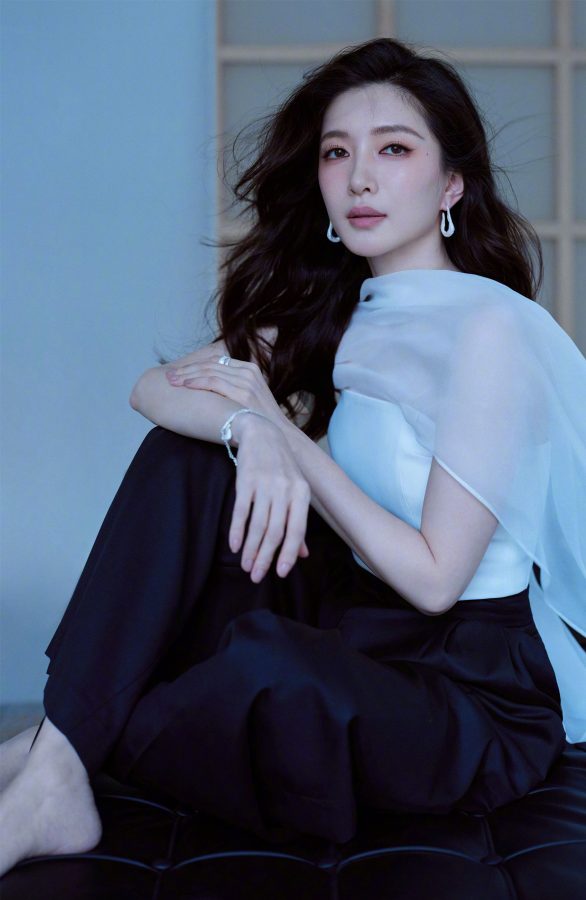 江疏影不穿鞋大秀纤瘦白皙的美脚(7/12)