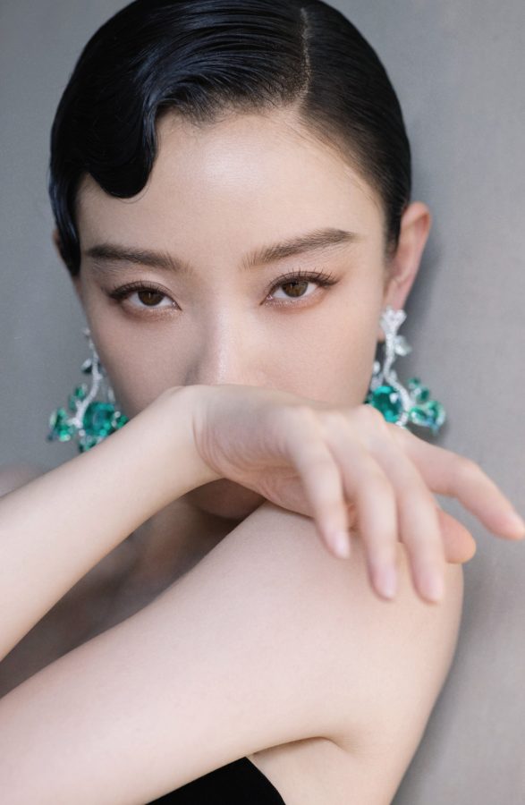 气质御姐倪妮上线！深V礼服展现迷人风采，优雅颈肩曲线令人惊艳(6/17)