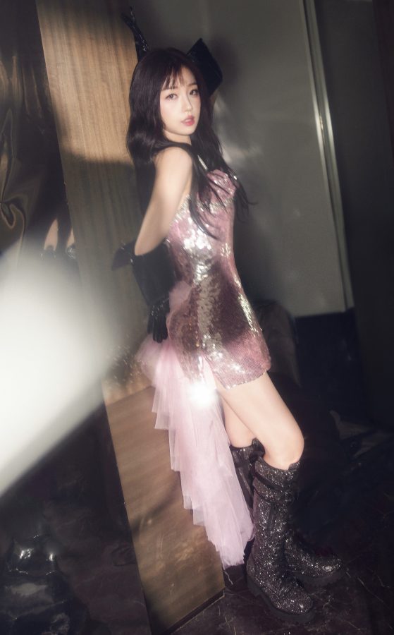 Pink Knight Yu Shuxin wears a sequined trailing tulle skirt to show off her beautiful legs(5/5)