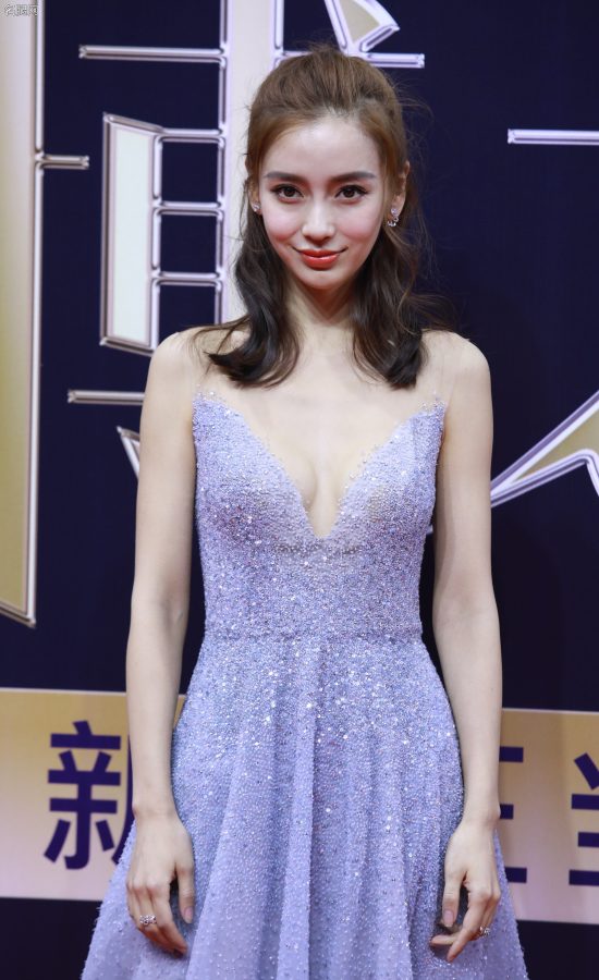 Angelababy现身微博之夜穿低胸吊带大秀事业线(4/7)