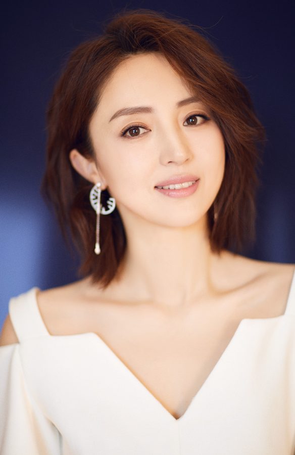 知性女神董璇的魅力穿搭，一双美腿在银色高跟的衬托下更显修长(2/3)